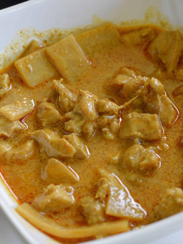Close up of Keto chicken curry in a bowl.