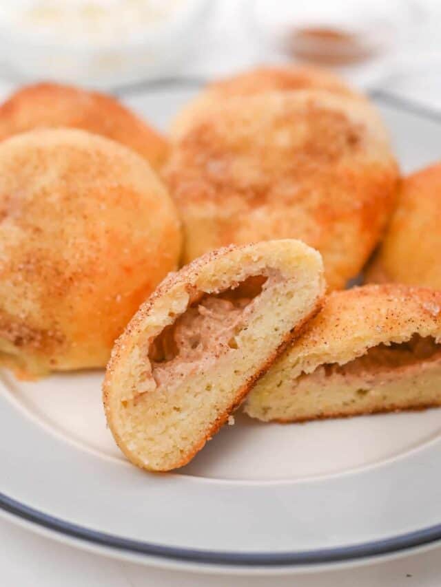 keto cinnamon rolls recipe on a plate